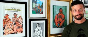 Moderner Klassiker. Ralf König vor seinen Werken im Schwulen Museum.