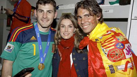 Tennisstar Rafael Nadal (r.) feierte am Sonntag in Johannesburg den WM-Titel mit Torwart Iker Casillas und Prinzessin Letizia.