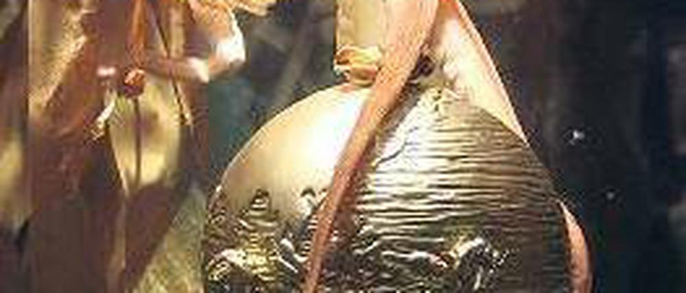 Paul, der Krake, umschlingt die WM-Trophäe. Er hat sie sich verdient. Foto: dpa