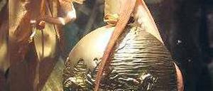 Paul, der Krake, umschlingt die WM-Trophäe. Er hat sie sich verdient. Foto: dpa