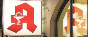 Nicht nur Pillen. Apotheken verkaufen auch Wärmflaschen oder Zahnpasta. Das soll bald nur noch eingeschränkt möglich sein. Foto: ddp