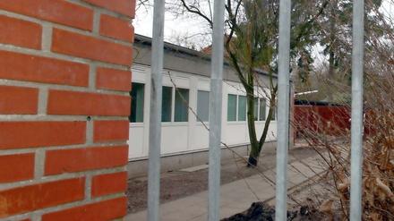 Geschlossene Heime für Kinder sind kein Tabu mehr. Hier umgibt in Hamburg ein massiver Zaun ein Gelände mit einem Haus zur gesicherten Unterbringung junger Krimineller.