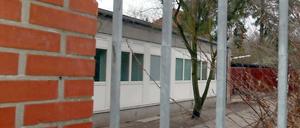 Geschlossene Heime für Kinder sind kein Tabu mehr. Hier umgibt in Hamburg ein massiver Zaun ein Gelände mit einem Haus zur gesicherten Unterbringung junger Krimineller.