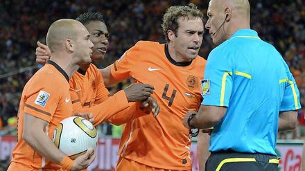 Er ist schuld. Schiedsrichter Howard Webb pfiff nicht so, wie von den Holländern gewünscht.