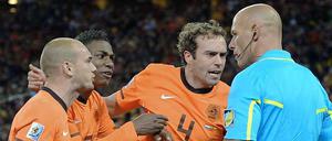 Er ist schuld. Schiedsrichter Howard Webb pfiff nicht so, wie von den Holländern gewünscht.