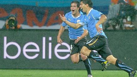 Nicht zu stoppen. Luis Suarez (r.) schießt Uruguay mit einem Doppelpack ins Viertelfinale. Südkorea muss sich in einem guten Spiel mit 1:2 geschlagen geben.