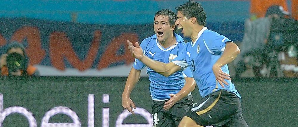Nicht zu stoppen. Luis Suarez (r.) schießt Uruguay mit einem Doppelpack ins Viertelfinale. Südkorea muss sich in einem guten Spiel mit 1:2 geschlagen geben.