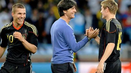 Mit Pulli und Ossi: Im Halbfinale gegen Spanien könnte Toni Kroos den gesperrten Thomas Müller ersetzen.