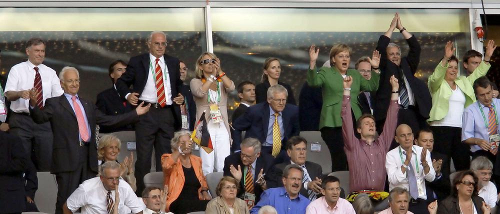 So feierte Angela Merkel bei der Fußball-WM 2006.