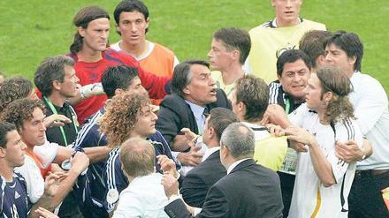 Nachdem 2006 Leandro Cufré Per Mertesacker in den Magen getreten hatte, kam es zum Tumult unter den Spielern.