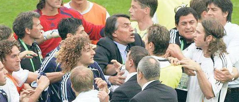 Nachdem 2006 Leandro Cufré Per Mertesacker in den Magen getreten hatte, kam es zum Tumult unter den Spielern.