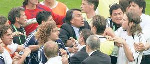 Nachdem 2006 Leandro Cufré Per Mertesacker in den Magen getreten hatte, kam es zum Tumult unter den Spielern.