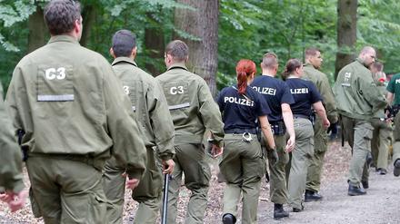 Suchtrupp in einem Waldstück am Heiligensee.