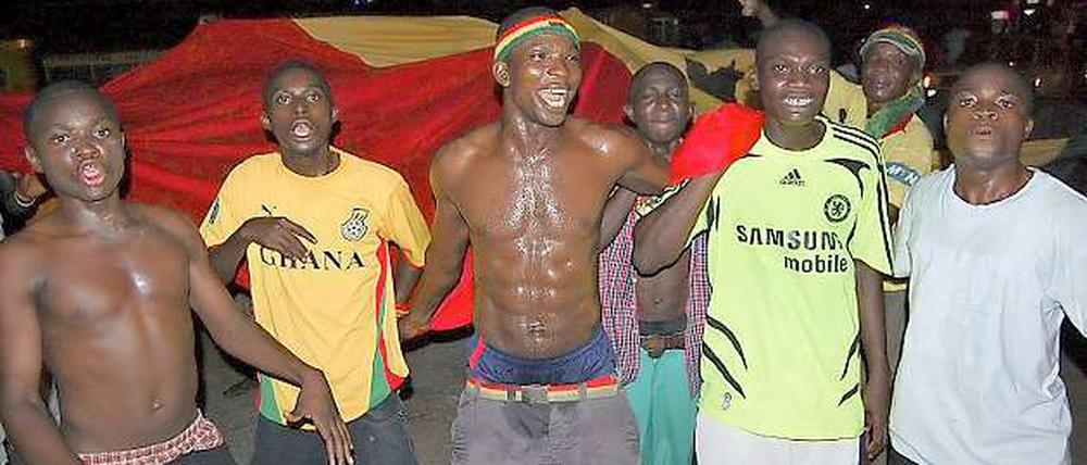 Ghanaische Fans feiern ihre Mannschaft in Acra, der ghanaischen Hauptstadt. In Berlin wird die Mannschaft von der gesamten afrikanischen Gemeinde unterstützt.