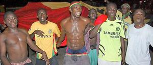 Ghanaische Fans feiern ihre Mannschaft in Acra, der ghanaischen Hauptstadt. In Berlin wird die Mannschaft von der gesamten afrikanischen Gemeinde unterstützt.