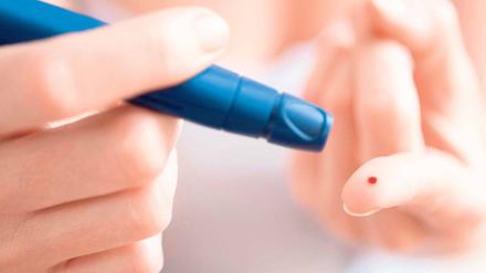 Ein Tropfen genügt. Ähnlich wie bei der Diabetes-Kontrolle nehmen Patienten ein wenig Blut aus der Fingerkuppe und messen dann per Gerät den Gerinnungsfaktor. Foto: vario images