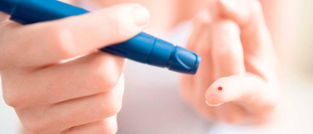 Ein Tropfen genügt. Ähnlich wie bei der Diabetes-Kontrolle nehmen Patienten ein wenig Blut aus der Fingerkuppe und messen dann per Gerät den Gerinnungsfaktor. Foto: vario images
