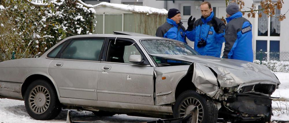 Nach der Tat rekonstruieren Polizisten die Todesschüsse von Schönfließ. (Archiv)