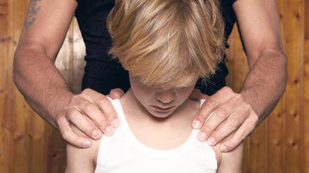 Leben mit der Bürde. Viele Männer reden nie darüber, als Kind sexuell missbraucht worden zu sein. Wenn doch, flüchten sie in eine sachliche Sprache – auch, um ihren Gesprächspartner zu schonen. Foto: picture-alliance/ANP