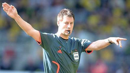 „Da muss der Ball hin.“ Der deutsche WM-Schiedsrichter Wolfgang Stark hat etwas entdeckt. Foto: dpa