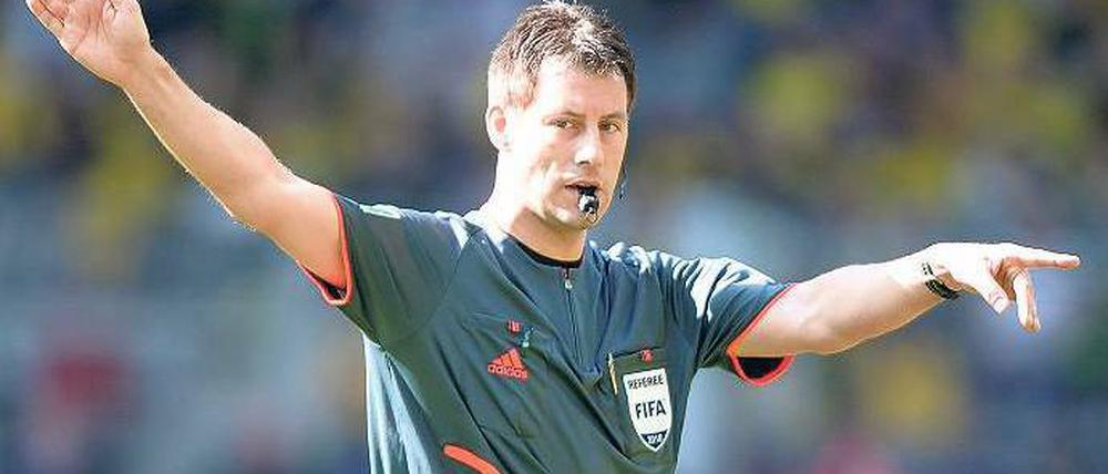„Da muss der Ball hin.“ Der deutsche WM-Schiedsrichter Wolfgang Stark hat etwas entdeckt. Foto: dpa