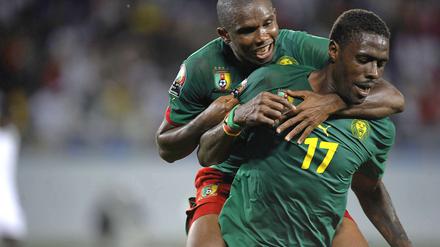 Zur Abwechslung schaut Samuel Eto'o mal zu Mohamadou Idrissou - wenn auch nicht unbedingt auf.