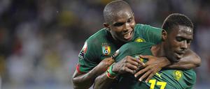Zur Abwechslung schaut Samuel Eto'o mal zu Mohamadou Idrissou - wenn auch nicht unbedingt auf.