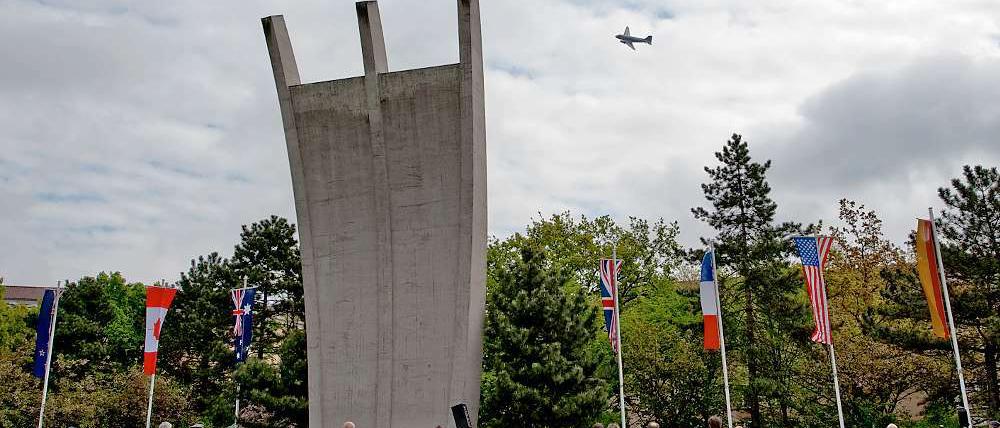 Mehr als 400 international etablierte Designer und Studenten präsentieren sich auf dem ehemaligen Flughafen Tempelhof.