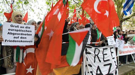 Nachdem die israelische Armee Schiffe mit Hilfslieferungen erstürmt hat, demonstrieren Gegner der Blockade vor dem Auswärtigen Amt in Berlin.