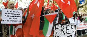 Nachdem die israelische Armee Schiffe mit Hilfslieferungen erstürmt hat, demonstrieren Gegner der Blockade vor dem Auswärtigen Amt in Berlin.