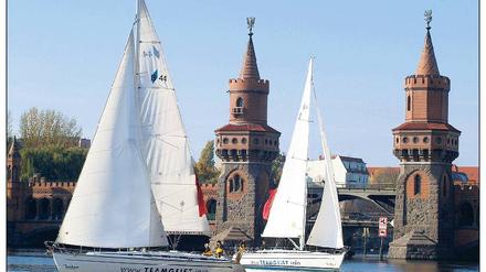 Sightseeing für Segler. Die Spree gehört zu den beliebtesten Wasserstraßen Berlins und führt an der Oberbaumbrücke zwischen Kreuzberg und Friedrichshain entlang.