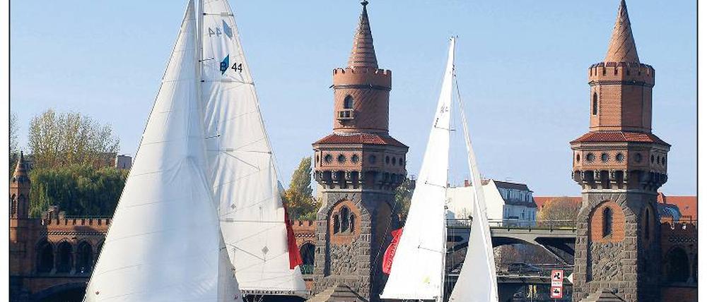 Sightseeing für Segler. Die Spree gehört zu den beliebtesten Wasserstraßen Berlins und führt an der Oberbaumbrücke zwischen Kreuzberg und Friedrichshain entlang.