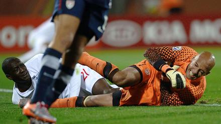 Tim Howard rasselte im Spiel gegen England heftig mit Emile Heskey zusammen.
