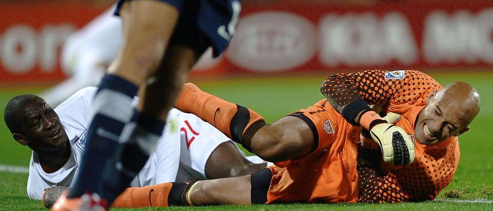 Tim Howard rasselte im Spiel gegen England heftig mit Emile Heskey zusammen.