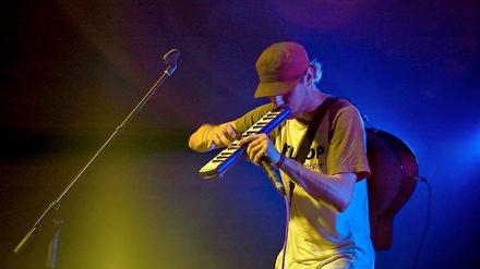 Konrad Kuechenmeister experimentierte als Kind im Musikzimmer seiner Eltern. Nun macht er mit zwölf Instrumenten seine Songs.