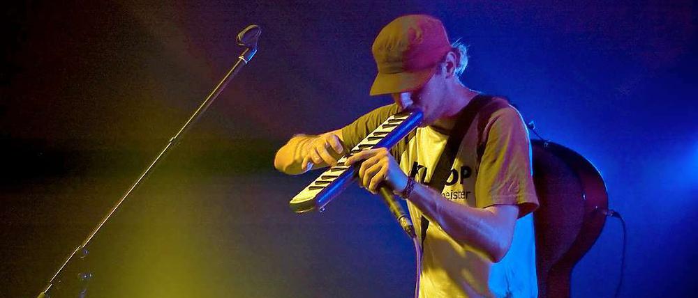 Konrad Kuechenmeister experimentierte als Kind im Musikzimmer seiner Eltern. Nun macht er mit zwölf Instrumenten seine Songs.