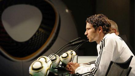 Zuversichtlich: Nationalspieler Arne Friedrich bei der DFB-Pressekonferenz am Montag.