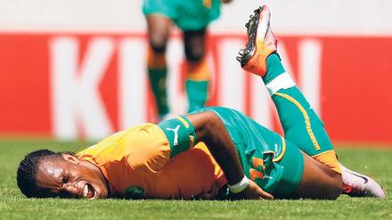 Hinfällig. Vor elf Tagen brach sich Didier Drogba den Ellbogen. Foto: dpa