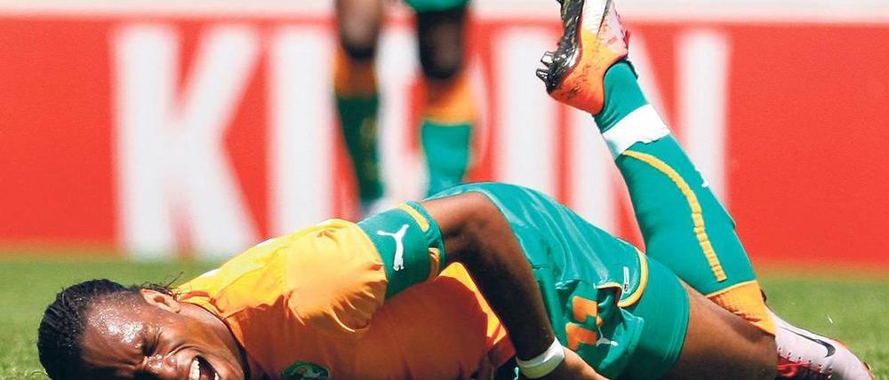 Hinfällig. Vor elf Tagen brach sich Didier Drogba den Ellbogen. Foto: dpa