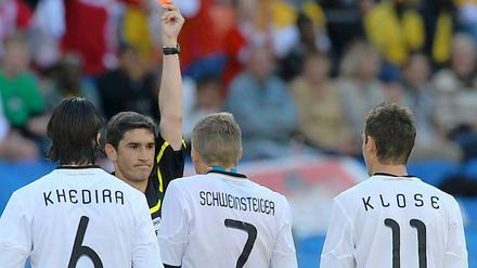 Zufrieden mit der eigenen Leistung: Der spanische Schiedsrichter Alberto Undiano zeigt Miroslav Klose im Spiel gegen Serbien die Gelb-Rote Karte.