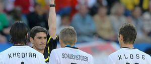Zufrieden mit der eigenen Leistung: Der spanische Schiedsrichter Alberto Undiano zeigt Miroslav Klose im Spiel gegen Serbien die Gelb-Rote Karte.