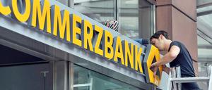 Die ersten Commerzbank-Filialen erhalten das neue gemeinsame Logo, das das grüne Band der Dresdner-Bank und das alte Commerzbank-Emblem ersetzt.