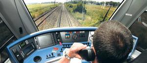 Freie Fahrt im leeren Land. Die Bahn baut weitere Regionalverbindungen in Brandenburg ab. Vor zehn Jahren hielten noch 400 Fernzüge an den Bahnhöfen des Landes, 2011 sollen es nur noch 70 sein.