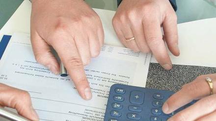 Papierkrieg. Die drei Verbände der Finanzwirtschaft haben sich nicht auf einheitliche Formulare verständigen können. Ein Vergleich der Beipackzettel ist nicht möglich.