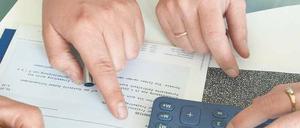 Papierkrieg. Die drei Verbände der Finanzwirtschaft haben sich nicht auf einheitliche Formulare verständigen können. Ein Vergleich der Beipackzettel ist nicht möglich.