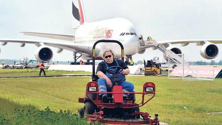 Bodenständig. Schönefeld ist bereit für den Ansturm der Besucher. Dort wartet auch ein neuer Riesen-Airbus der Airline Emirates.Foto: dpa