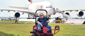 Bodenständig. Schönefeld ist bereit für den Ansturm der Besucher. Dort wartet auch ein neuer Riesen-Airbus der Airline Emirates.Foto: dpa