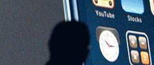 Was kommt? Steve Jobs hält die mit Spannung erwartete Eröffnungsrede. Foto: dpa