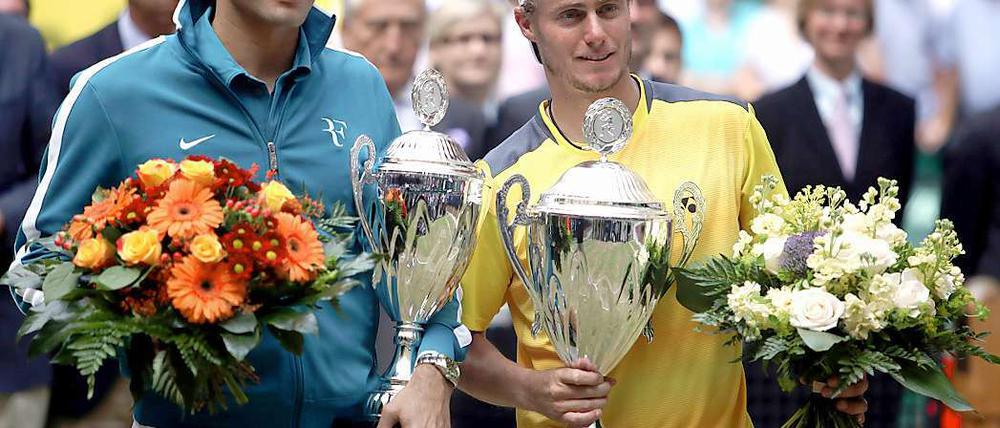 Lleyton Hewitt (r.) mit dem großen Pokal. Roger Federer nimmt die Finalniederlage von Halle aber scheinbar gelassen.