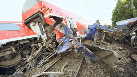 Die entgleisten Wagen blockieren die Bahnstrecke bei Peine. Foto: dpa